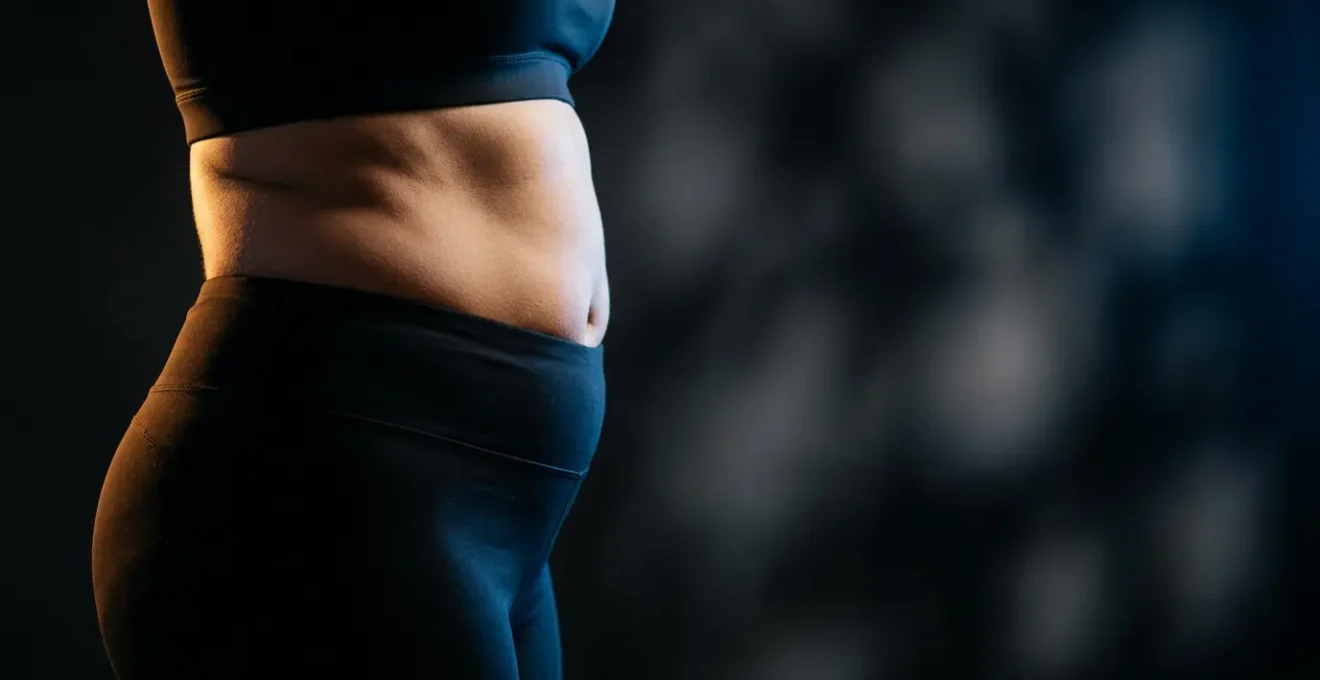 Vue rapprochée d'une silhouette avec zones de stockage graisseux mises en évidence