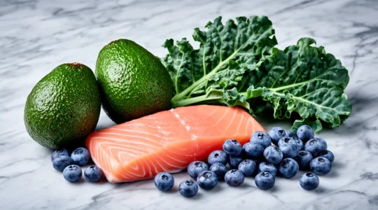 Vue conceptuelle d'un portefeuille santé avec des aliments sains et des éléments financiers intégrés dans une composition harmonieuse