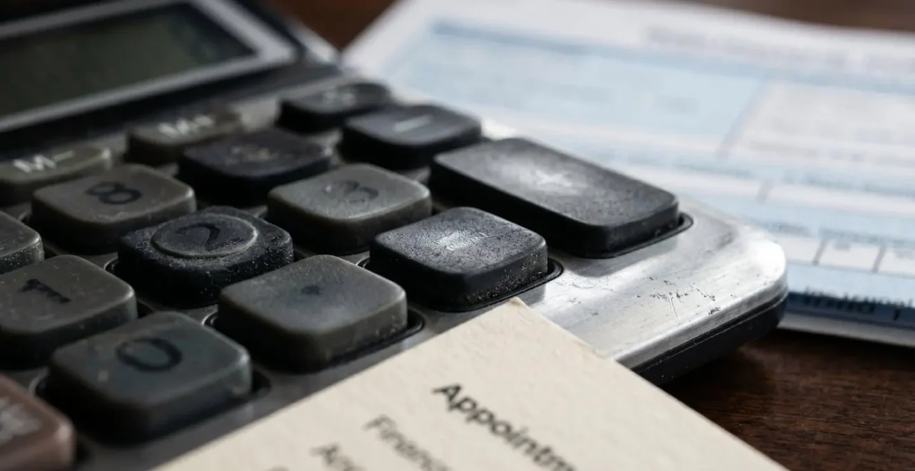 Calculatrice et documents de remboursement sur bureau médical