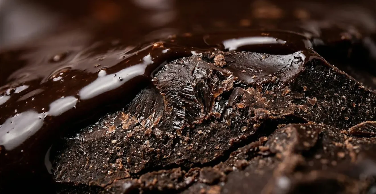Vue macro d'une coupe transversale de chocolat fondu avec des textures riches