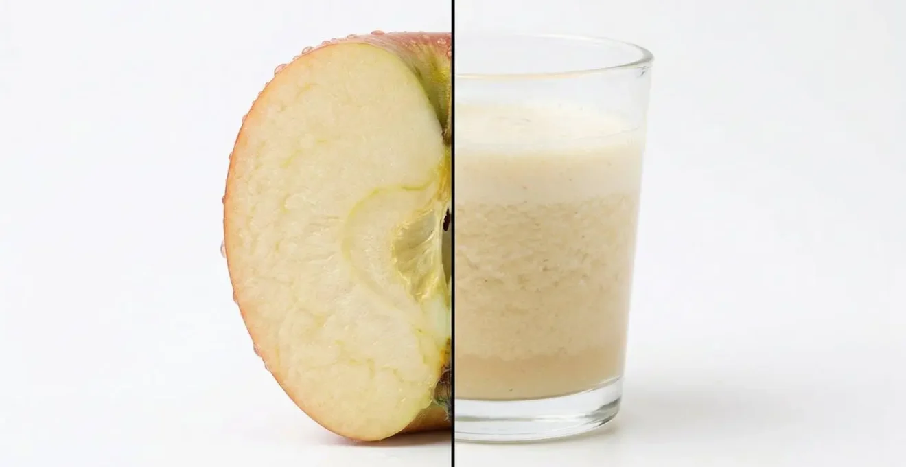 Coupe transversale d'une pomme montrant la structure fibreuse intacte à côté d'un smoothie